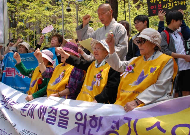 Four former comfort women weekly demonstration number 1073  in front of the Japanese embassy.  Photo by Steebu